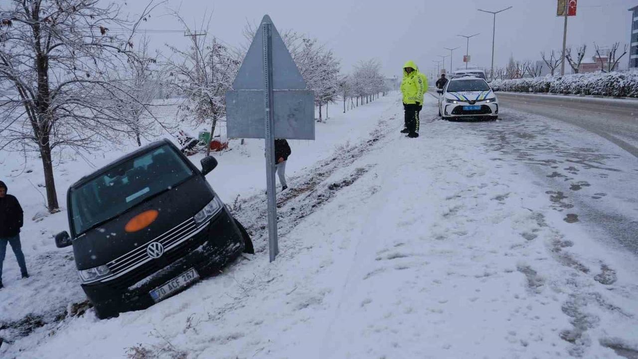 Karaman'da minibüs karlı yolda şarampole indi