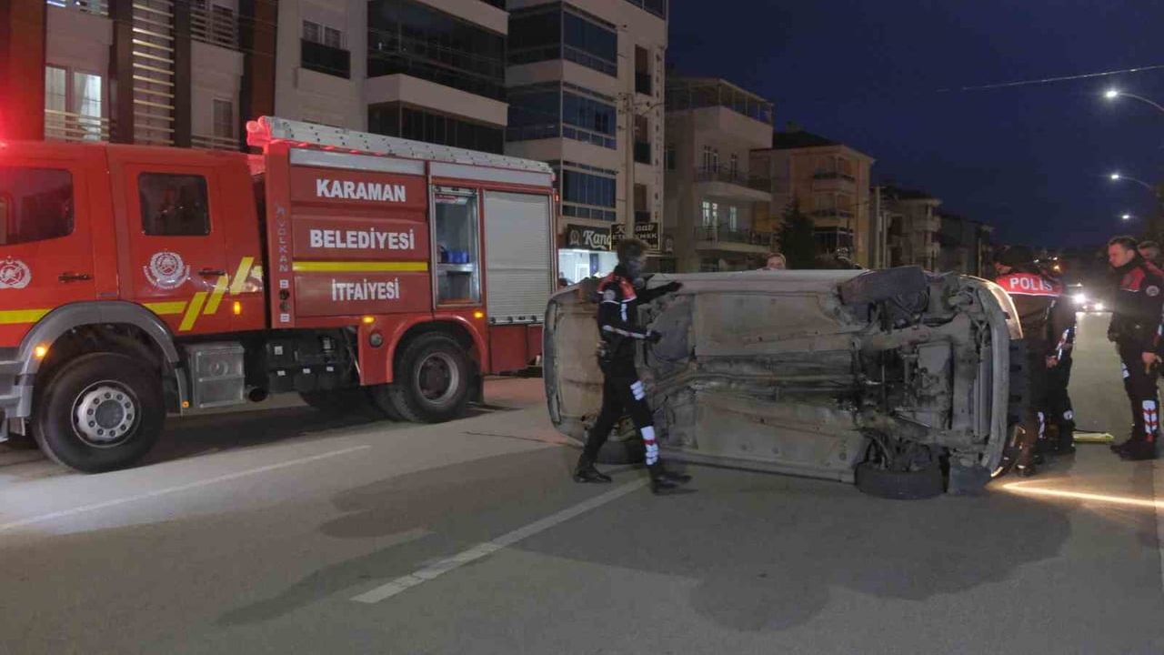 Karaman'da park halindeki araca çarpan otomobil devrildi, sürücü araç altında kaldı