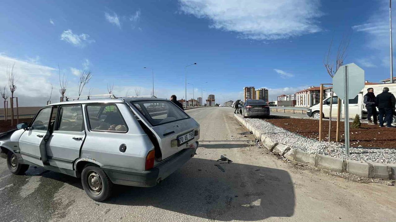 Karaman'da ters yöne giren otomobil köprülü kavşakta kazaya neden oldu