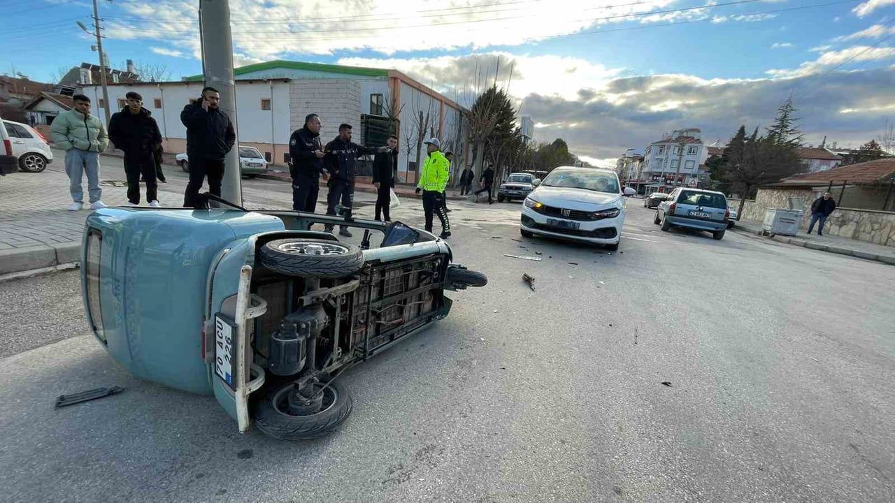 Karaman'da üç tekerlekli elektrikli bisikletle otomobil çarpıştı: Anne 'Benim çocuğum nerede' diye ağladı
