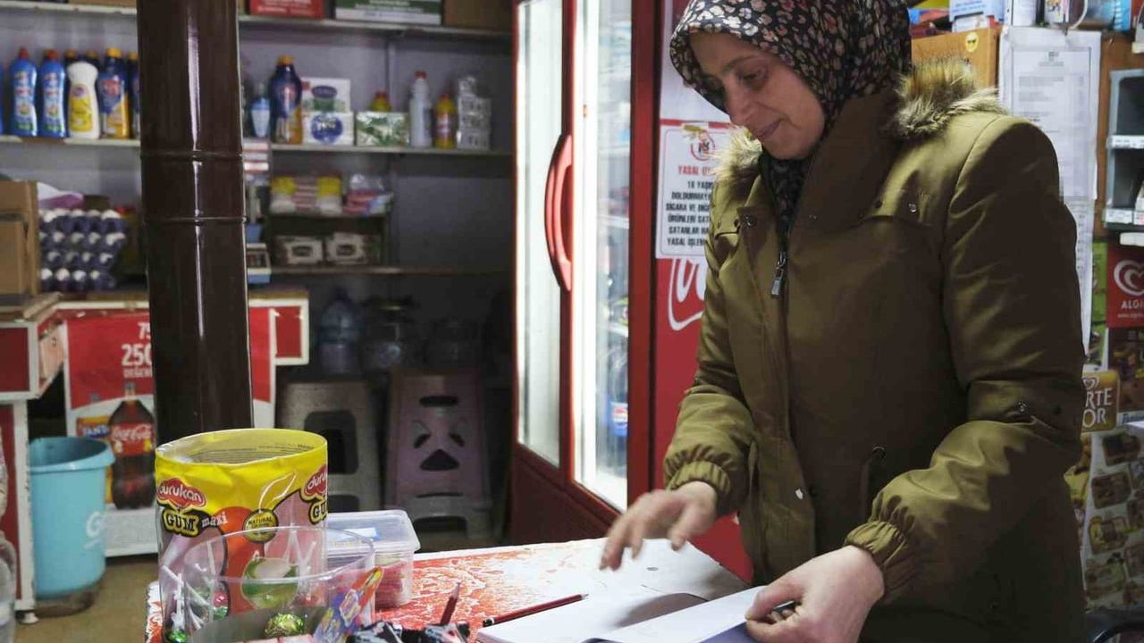 Karaman Siyahser Mahallesi'nde hayırsever veresiye defterini satın aldı