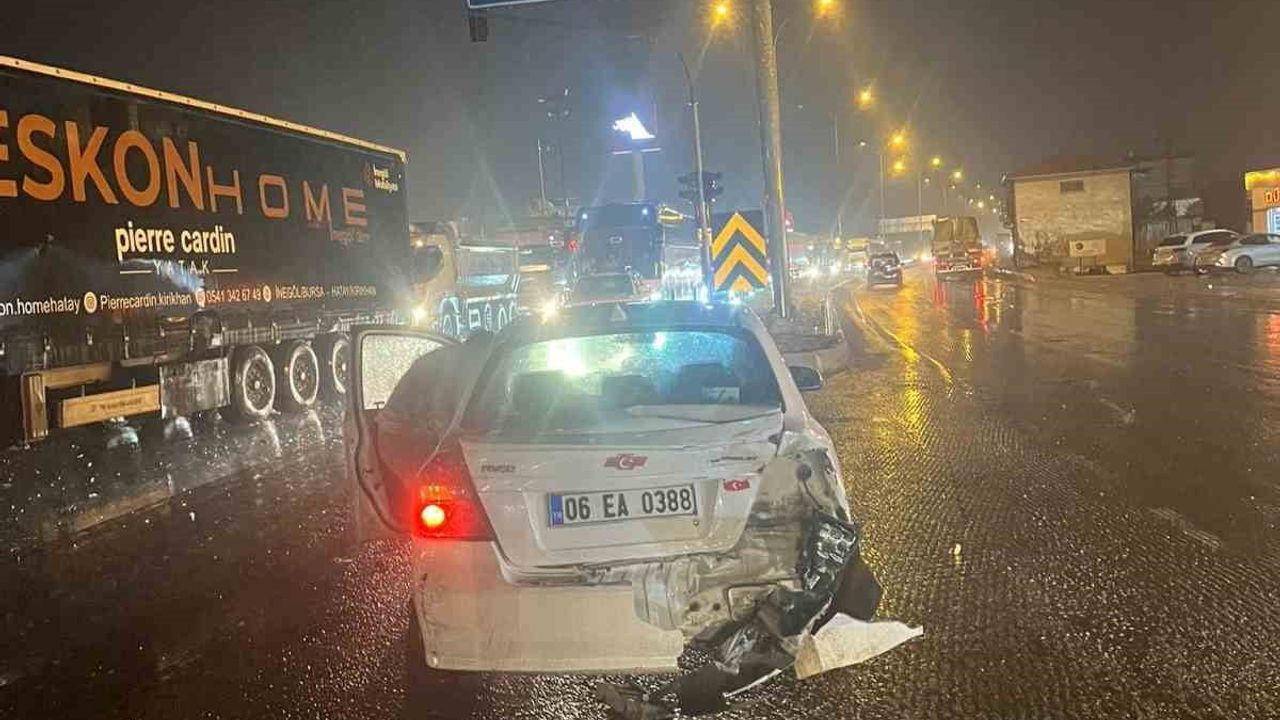 Karapınar'da ışıklı kavşakta tır otomobile çarptı: 2 kişi yaralandı