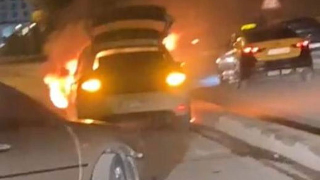 Karapınar'da Seyir Halindeki 42 L 9922 Plakalı Otomobil Yandı