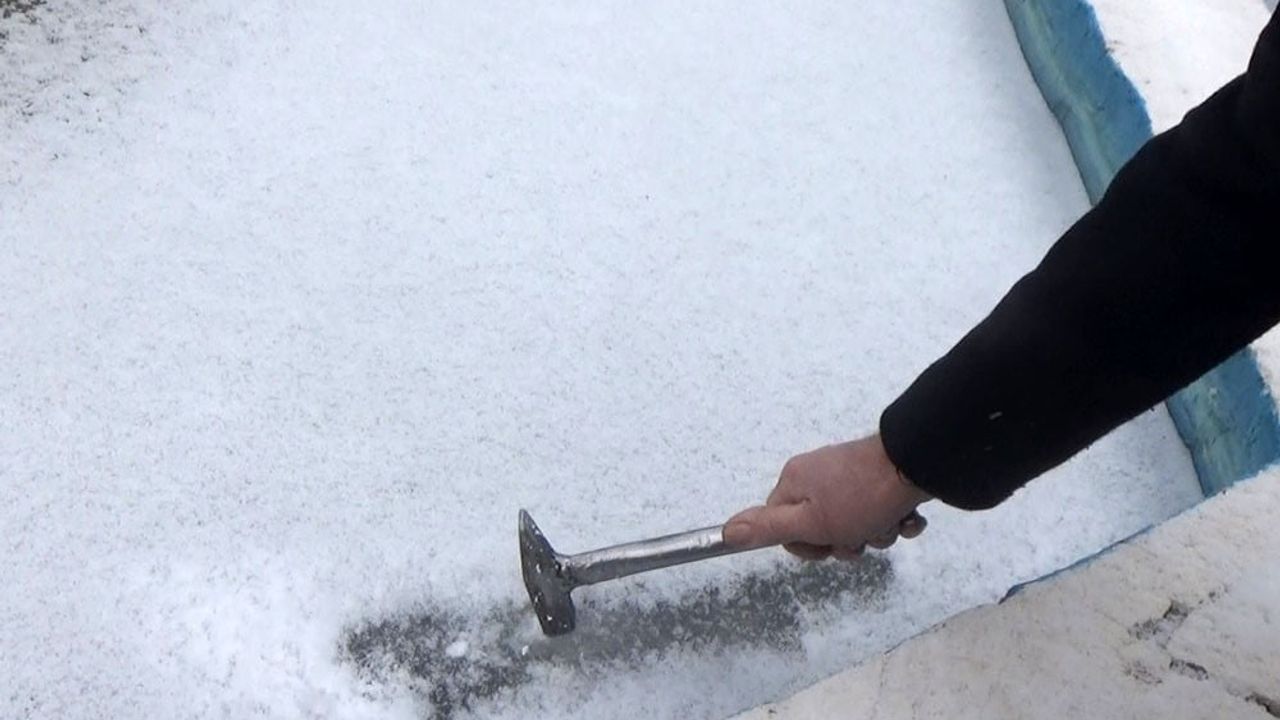 Karapınar'da süs havuzu buz tuttu, ilginç görüntüler oluştu