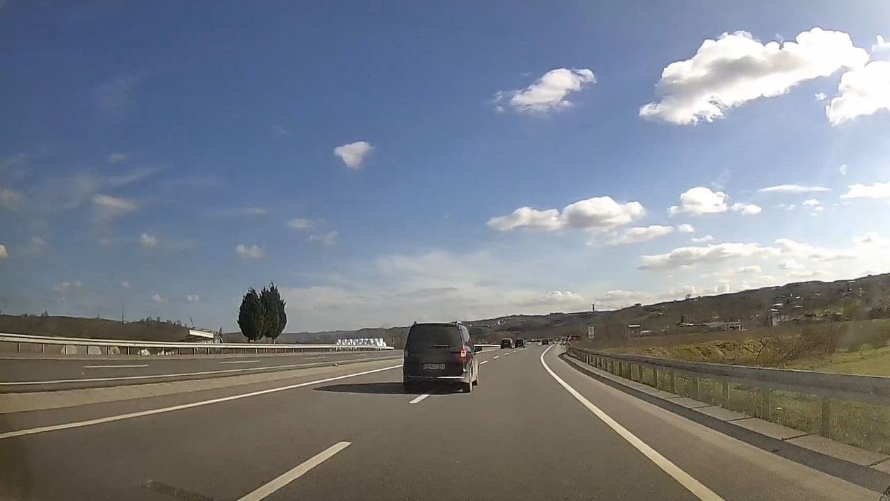 Karasu D-650'de şerit ihlali: 54 AIT 055 plakalı araç silme geçişle tehlike yarattı