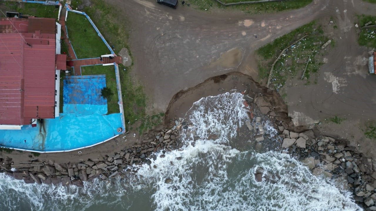 Karasu'da kıyı erozyonu alarmı: Deniz 50 metre içeri girdi