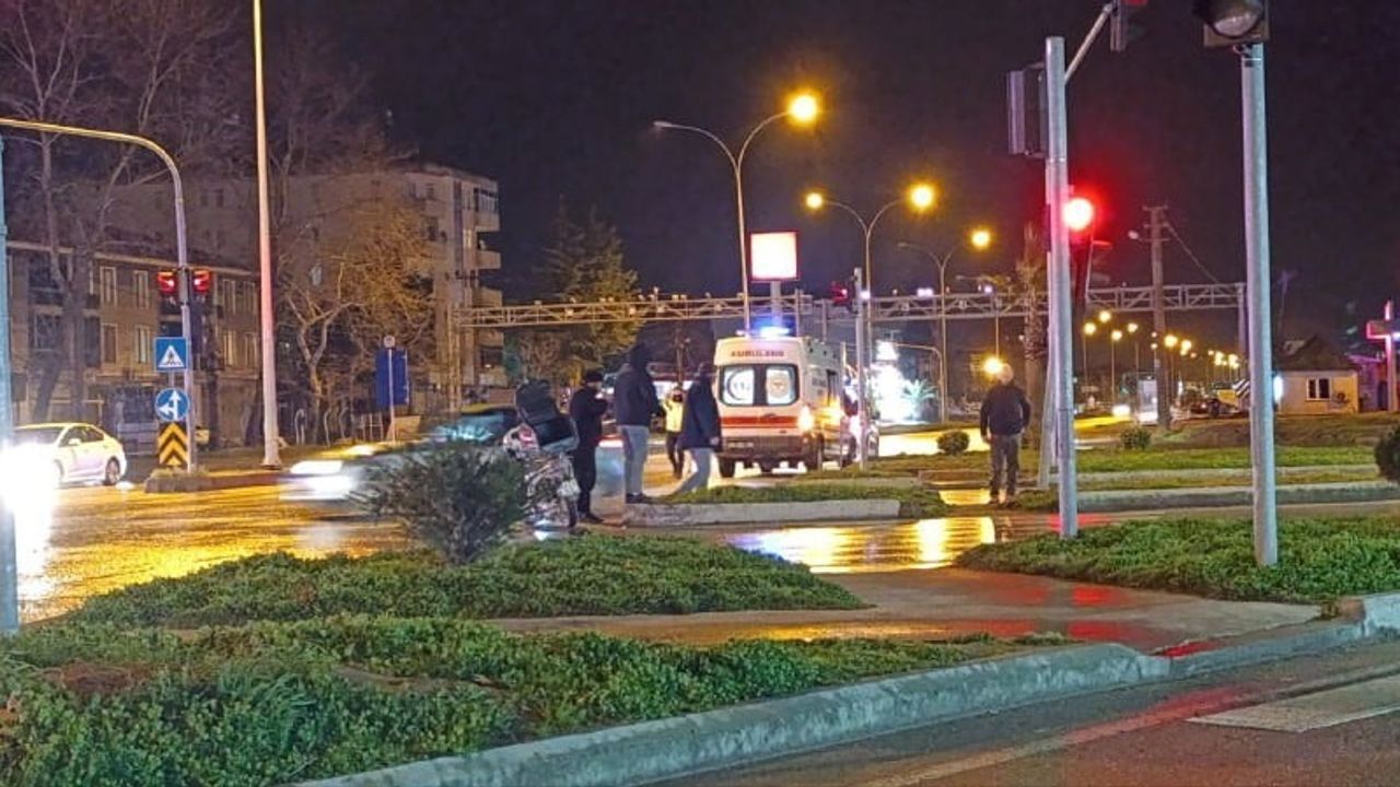 Karasu'da otomobil-motosiklet çarpışması: İki sürücü yaralandı