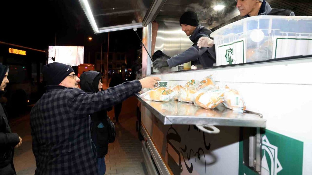 Karatay Belediyesi'nden Mobil Sıcak Çorba Hizmeti