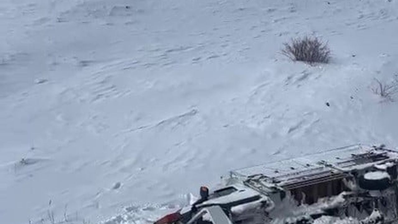 Karayazı'da çekici, taşıdığı araçla şarampole devrildi