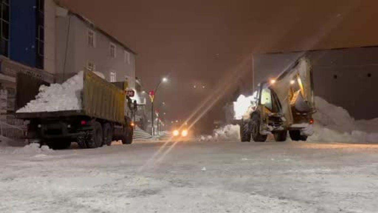 Karayazı'da karla mücadele: 81 köy yolu yeniden ulaşıma açıldı