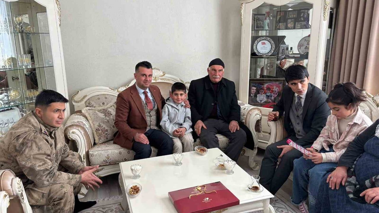 Karayazı’da şehit çocuklarının ilk karne sevinci paylaşımı