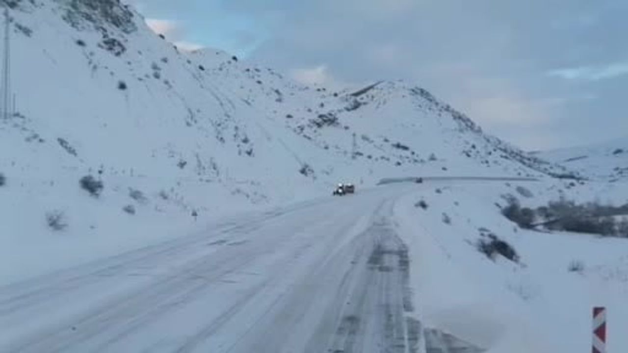 Karayolları ekipleri gece gündüz karla mücadele ediyor