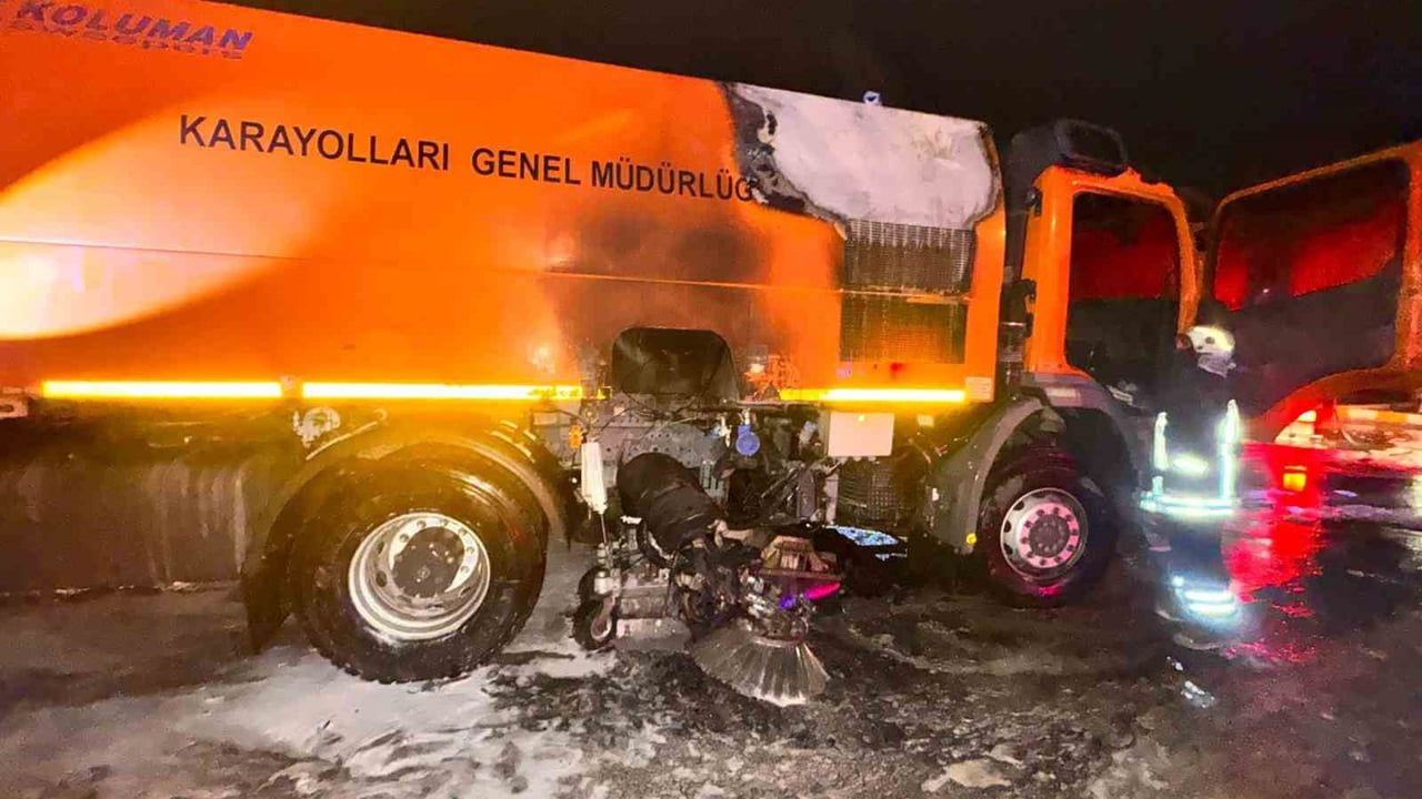 Karayolları'na ait kamyon Yeni Sanayi Sitesi'nde yandı