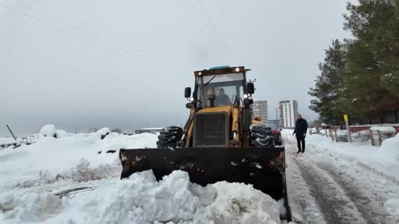 Karla Kapalı Şekerli Mahallesi'nde Mahsur Kalan Diyaliz Hastası Hastaneye Ulaştırıldı