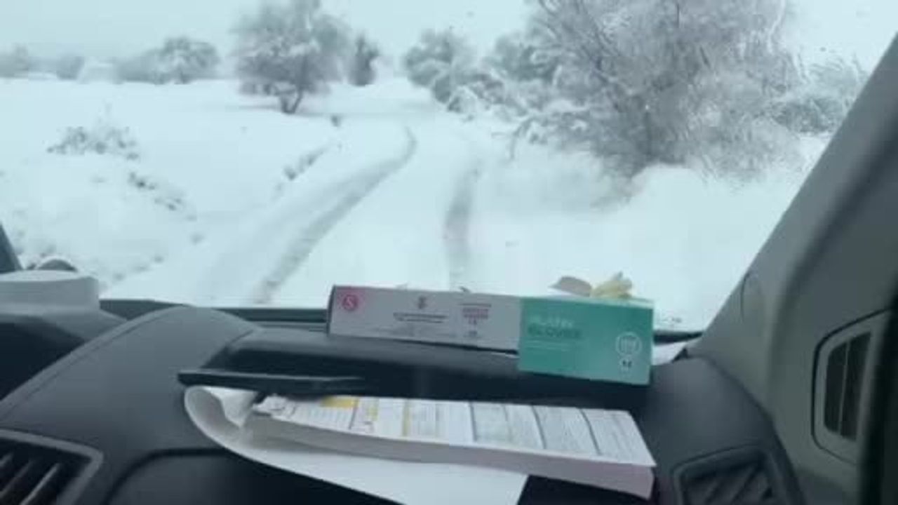 Karla kapanan Paşacık yolunda zamanla yarış: 71 yaşındaki hasta sağlık ekiplerine ulaştırıldı