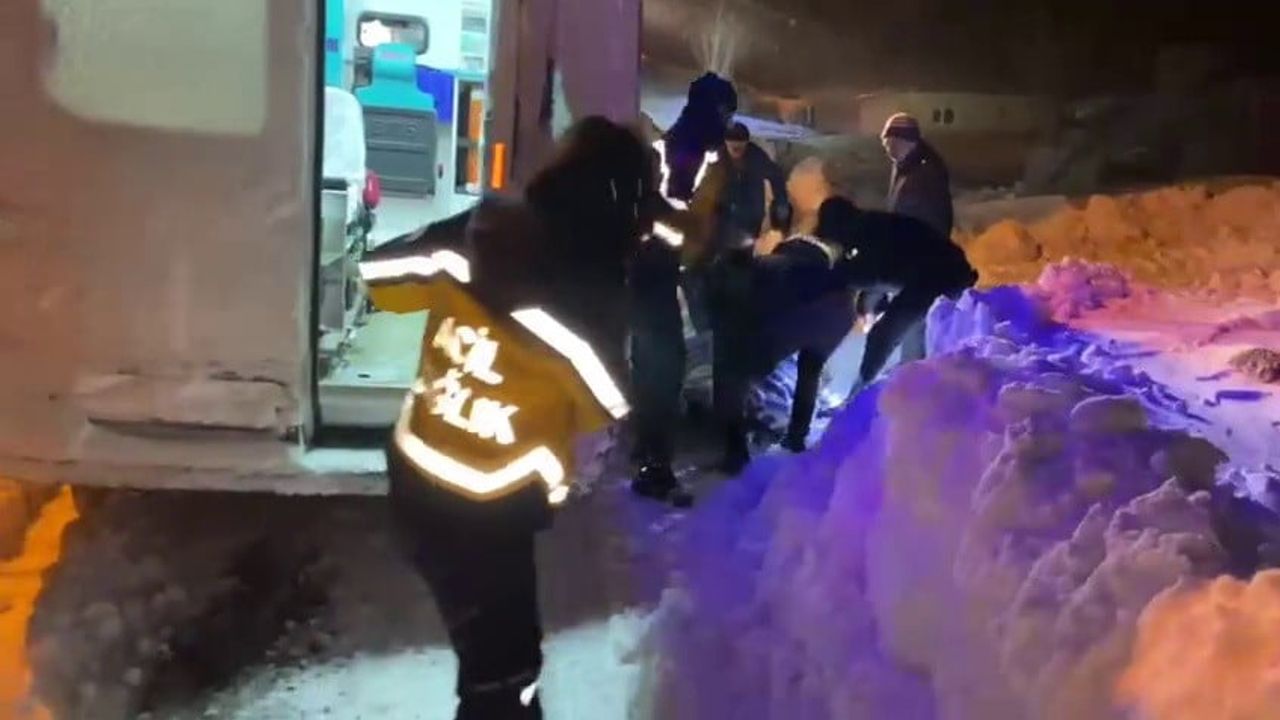 Karla kapanan yol açıldı, ambulans Taşağıl Mahallesi’ndeki hastaya ulaştı