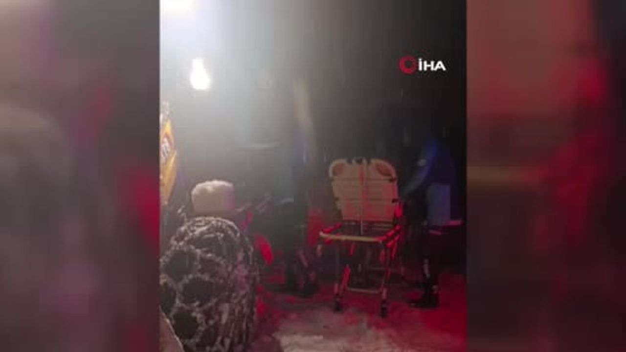 Karla kapanan yol açıldı, zehirlenen vatandaş UMKE'ye teslim edildi