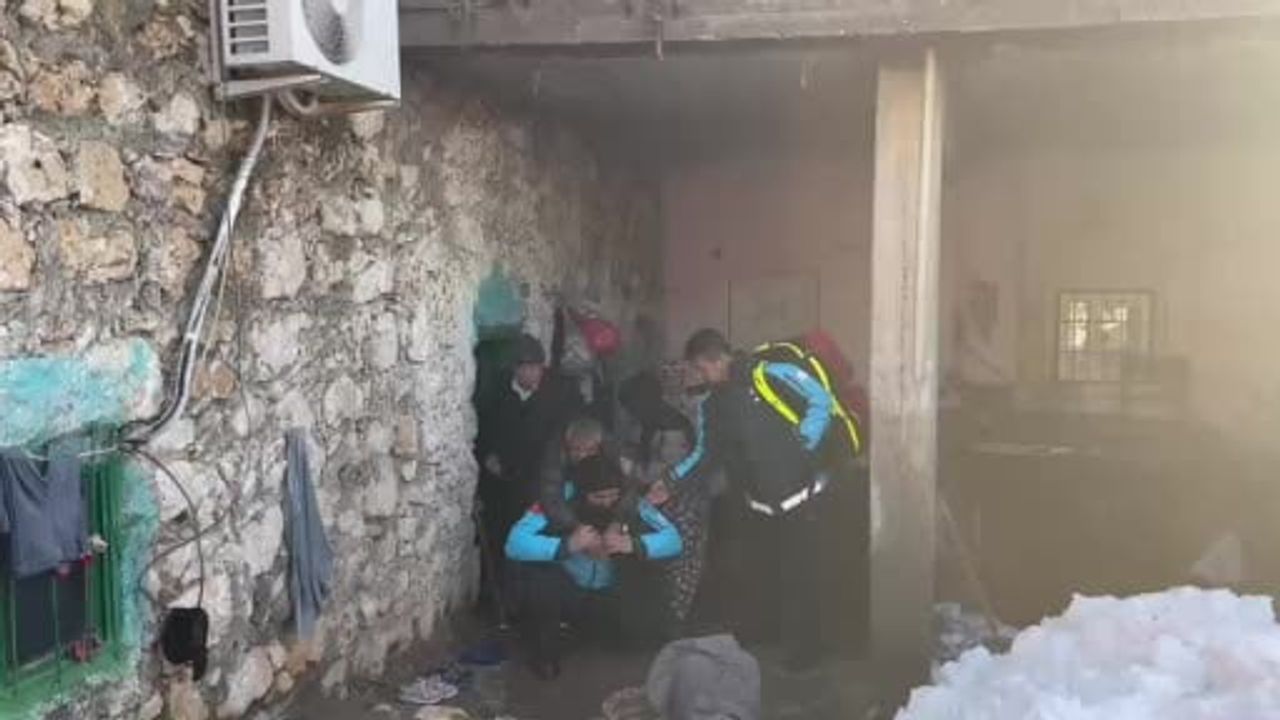 Karla kapanan yolda fedakârlık: UMKE personeli 84 yaşındaki hastayı sırtında taşıdı