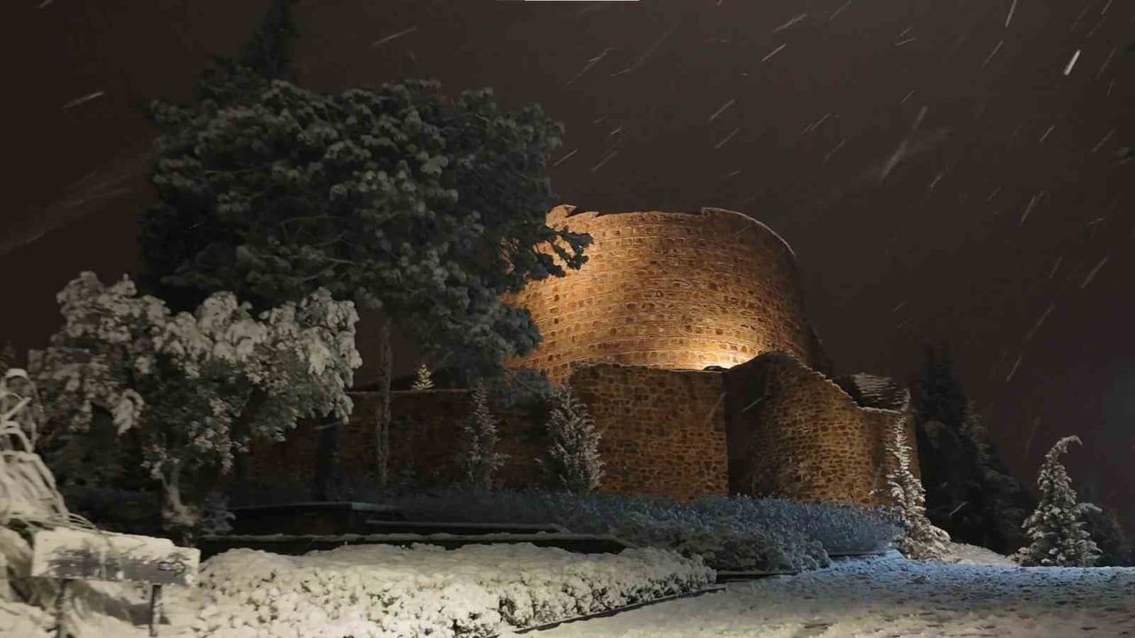 Karlarla Örtünen Aydos Kalesi'nde Beyaz Büyü