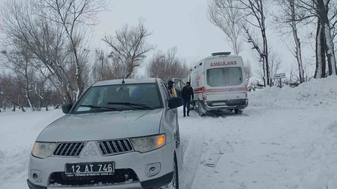 Karlıova'da karlı yollar aşılarak kalp hastası muhtar hastaneye ulaştırıldı