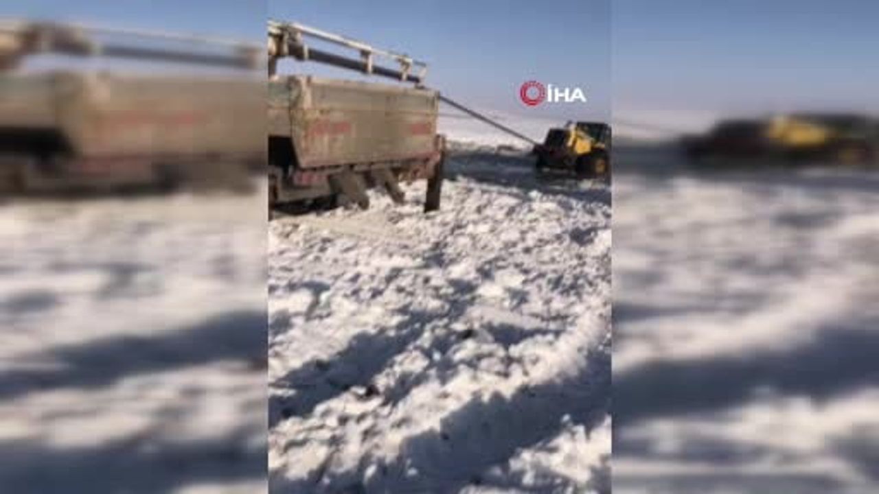 Karlıyazı'da içme suyu pompası arızası: Loder kara saplandı, vinç müdahale etti