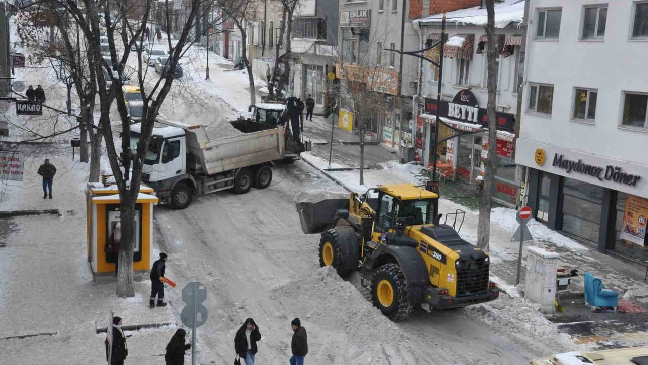 Kars Belediyesi kar mesaisini yoğunlaştırdı, ana caddeler temizleniyor