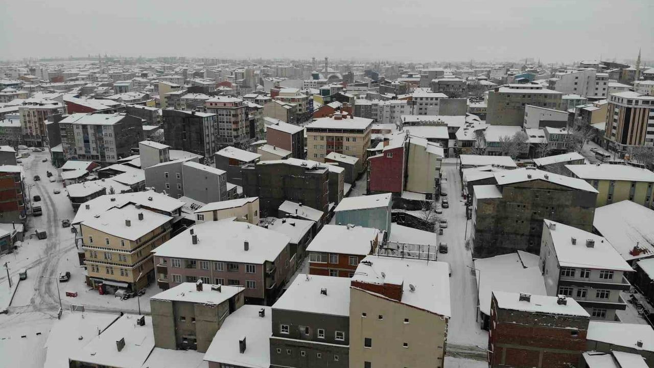 Kars beyaza büründü: Tarihi yapılar kar örtüsüyle havadan görüntülendi