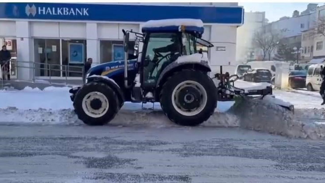 Kars esnafı satıştaki traktör ve tarım aletleriyle karla mücadeleye katkı sundu