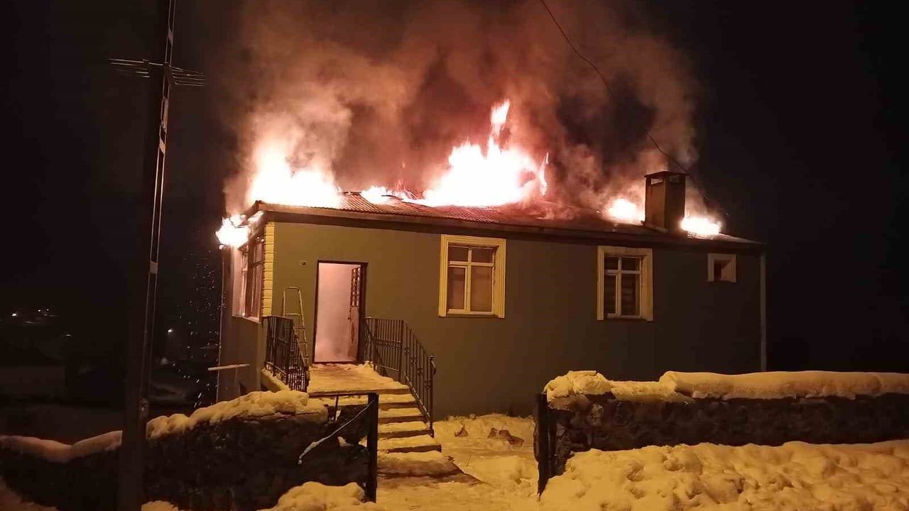 Kars’ın Geçit köyünde imam evi yangında kullanılamaz hale geldi