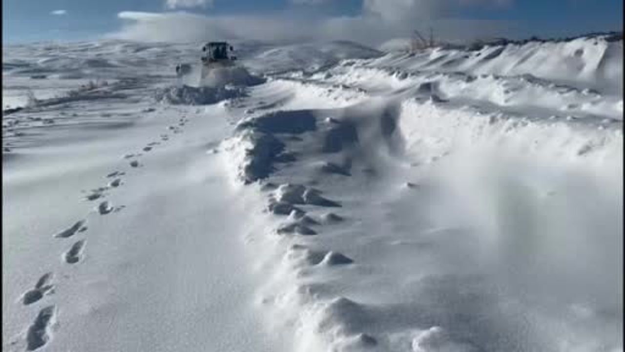 Kars'ta 11 köy yolu kar ve tipi nedeniyle ulaşıma kapandı