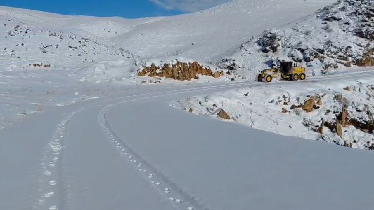 Kars'ta 130 köy yolu kar ve tipi nedeniyle ulaşıma kapandı