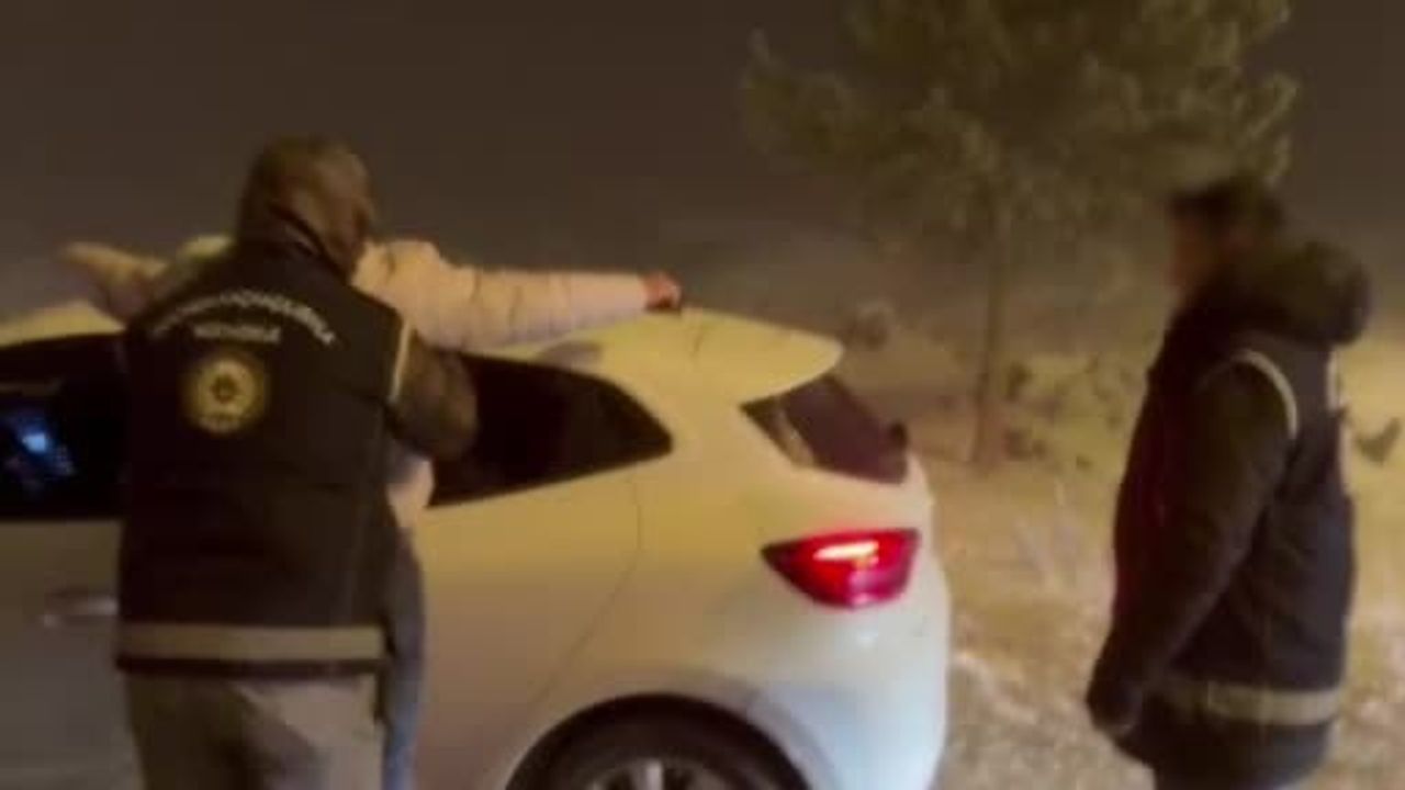 Kars’ta 2 aracın bagajında yakalanan düzensiz göçmenler, 3 organizatör gözaltında