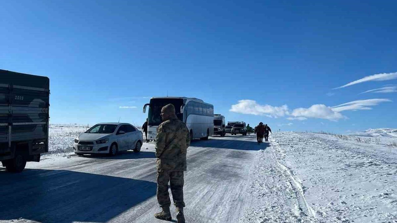 Kars’ta -30’a varan soğuk: Susuz mevkiinde yüzlerce araç buzlanma nedeniyle mahsur