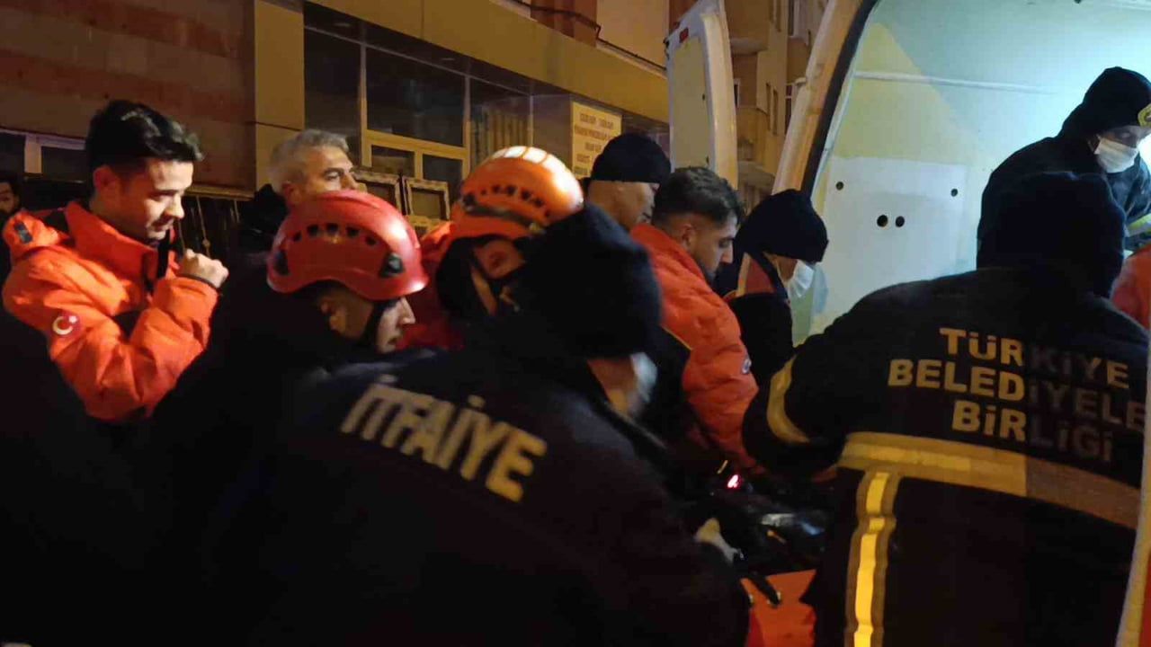 Kars'ta 5. kattan asansör boşluğuna düşen kişi hayatını kaybetti