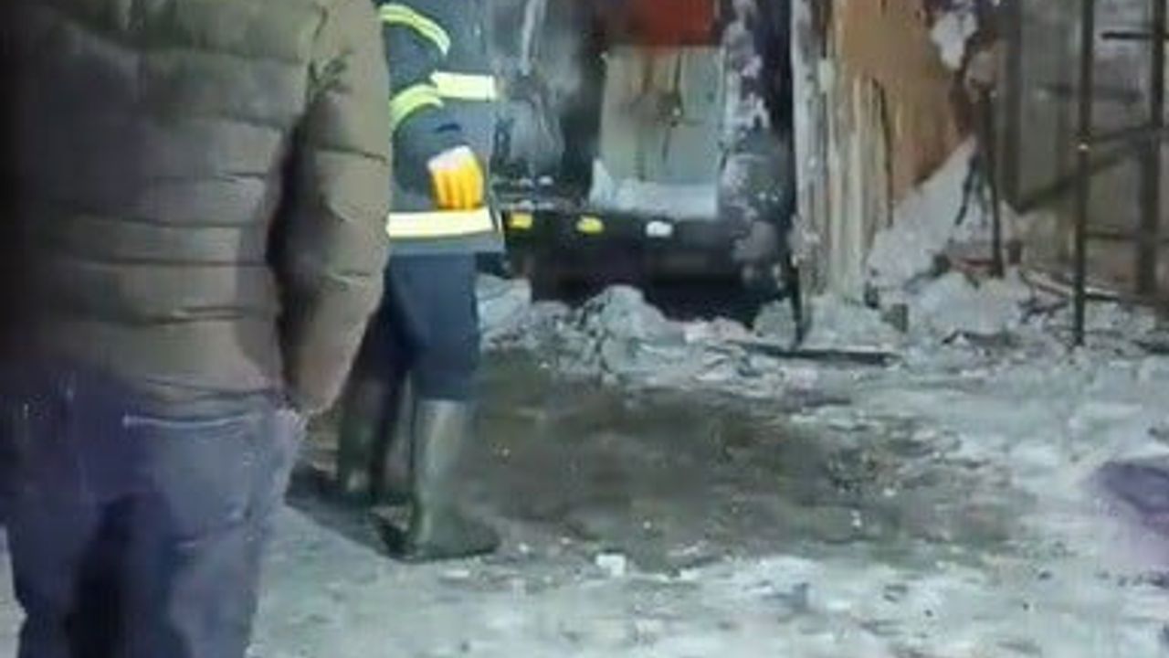 Kars'ta altında ateş yakılan araç alev topuna döndü