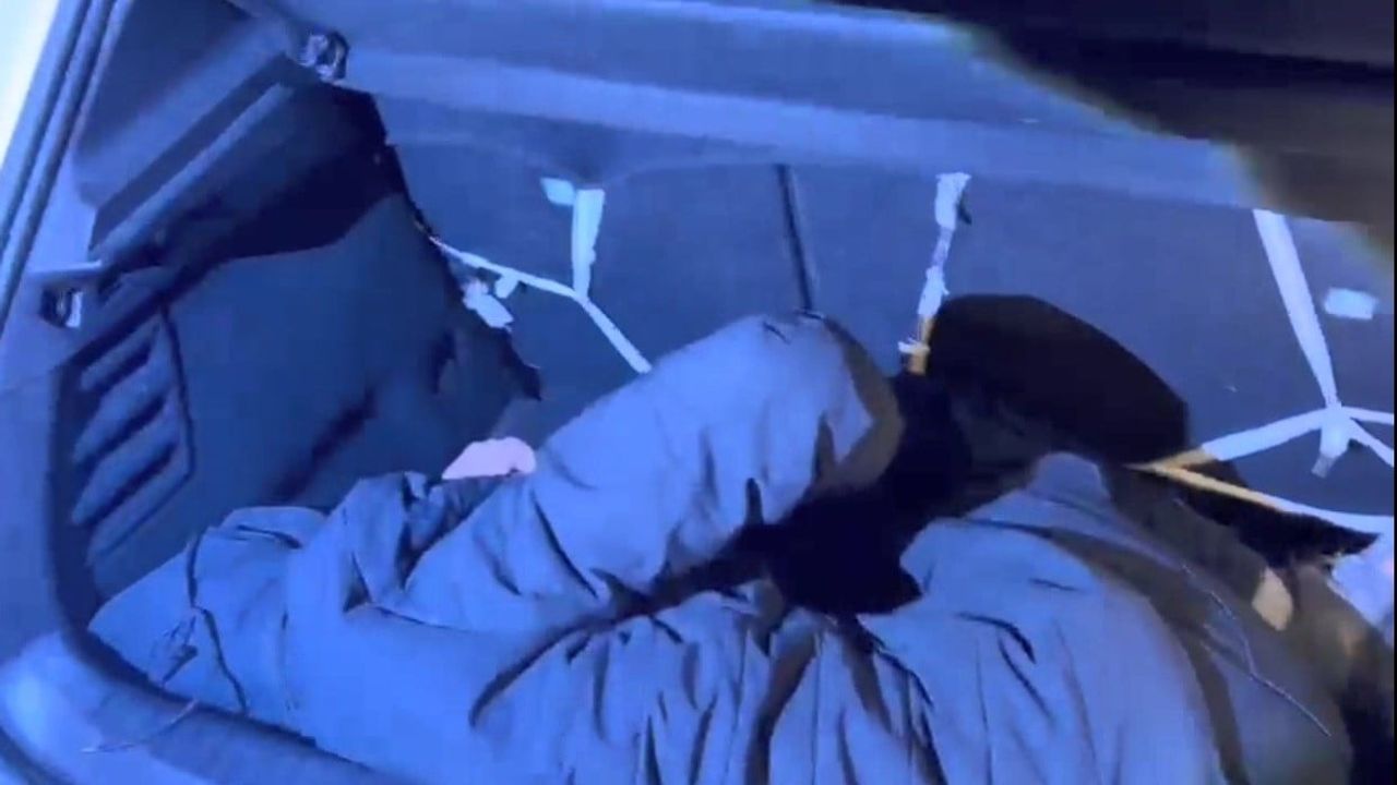 Kars’ta bagajlarda 2 düzensiz göçmen yakalandı, 3 organizatör gözaltına alındı