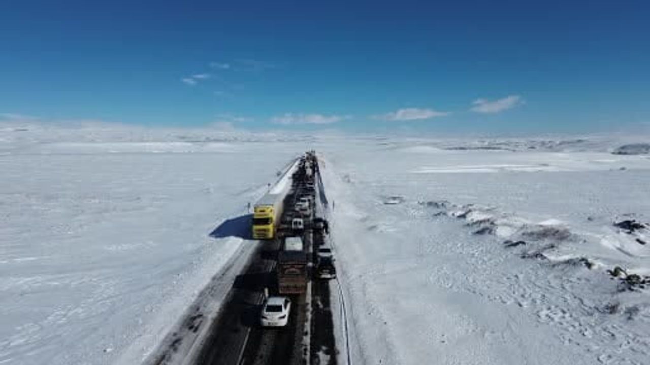 Kars’ta buzlanan yolda kayan tır kaldırıldı, ulaşım normale döndü