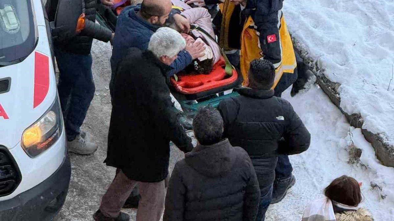 Kars’ta çatıda biriken buz kütlesi okula giden öğrencinin başına düştü