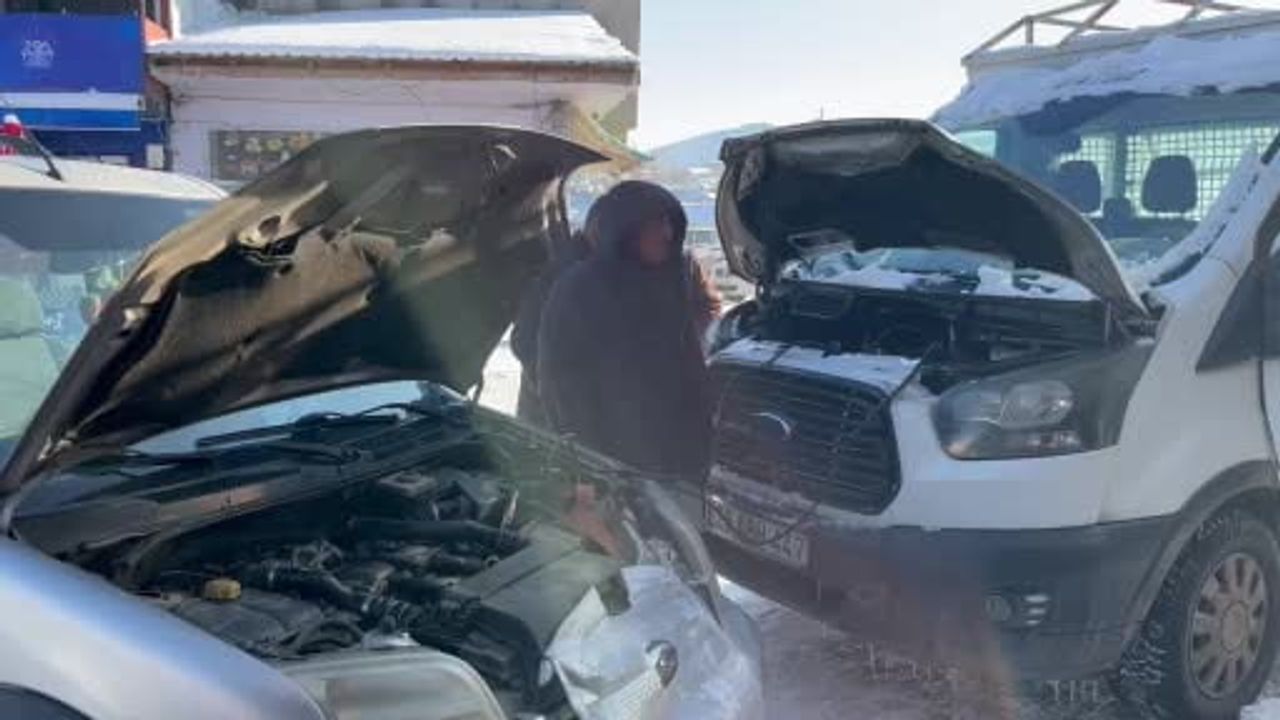Kars’ta donduran soğuk: Hareket halindeki araçlar dondu