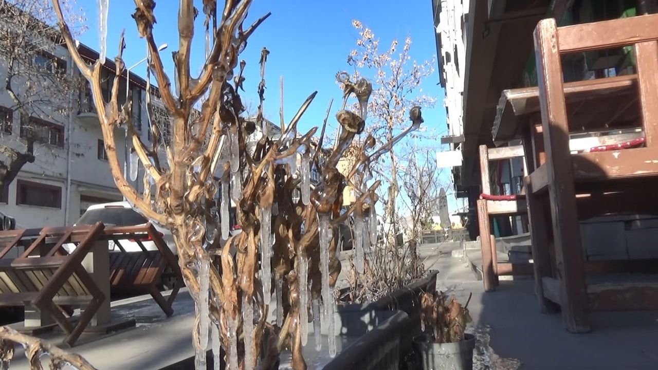 Kars'ta dondurucu gece: termometreler sıfırın altında 28 dereceyi gösterdi