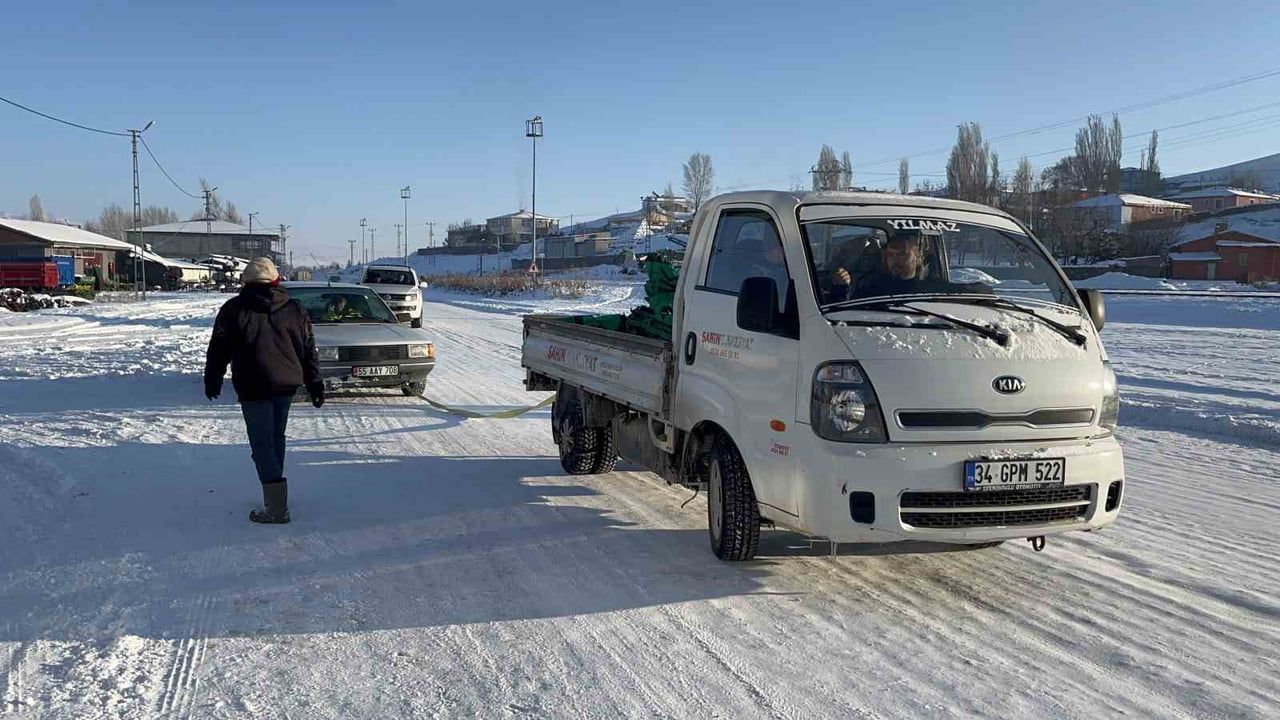 Kars'ta eksi 30 derece: Akyaka'da araçlar yolda dondu
