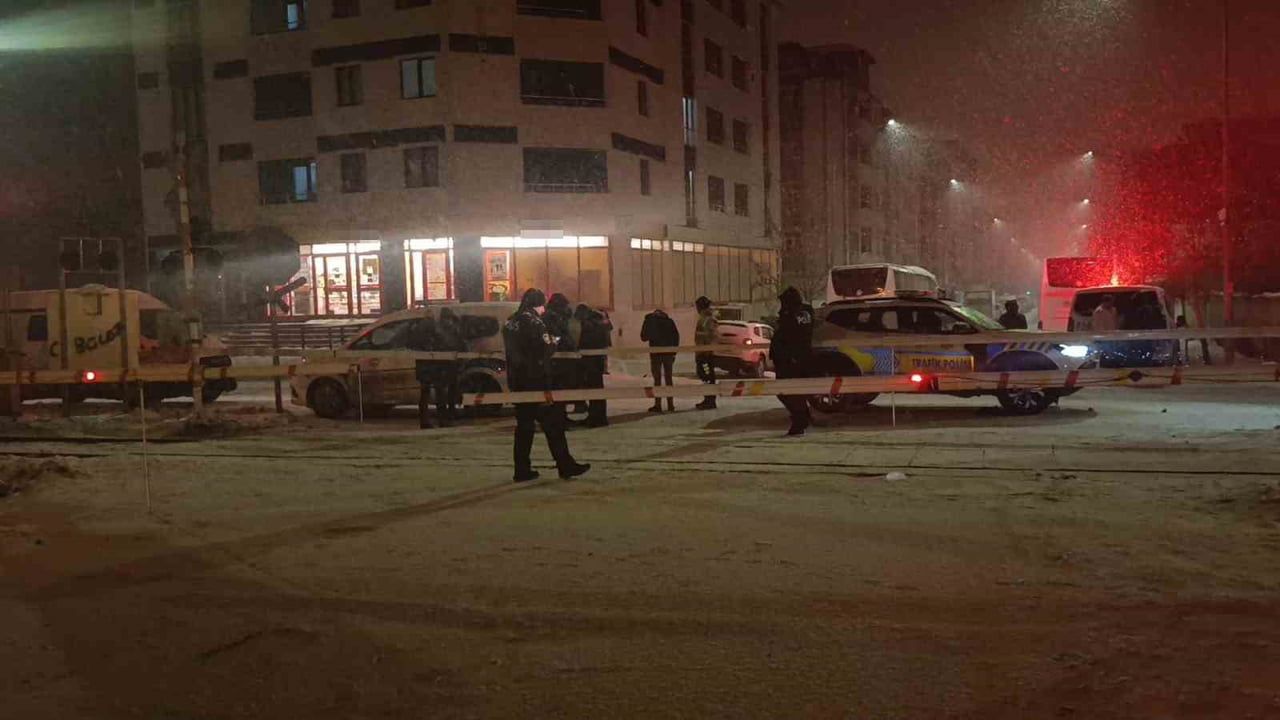 Kars'ta hemzemin geçitte lokomotifin çarptığı 16 yaşındaki çocuk yaralandı