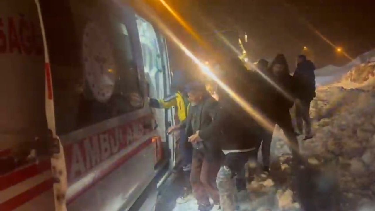 Kars’ta kar engelini aşan ekipler Oyuklu’daki hastaya ulaştı