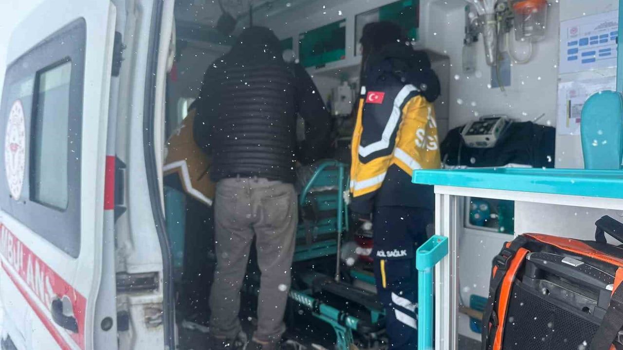 Kars’ta kar esareti: İl Özel İdaresi mahsur ambulansları kurtardı