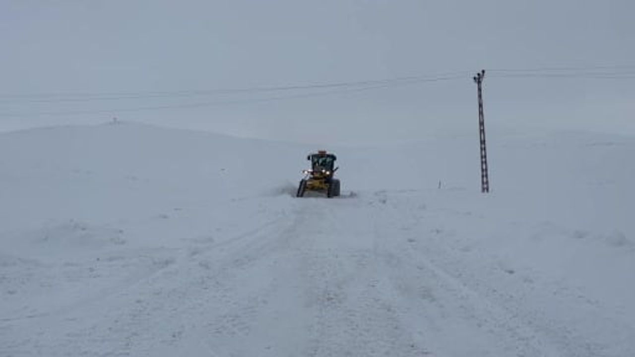 Kars’ta 'Kar Kaplanları' 2 bin 100 rakımda köy yollarını açık tutuyor