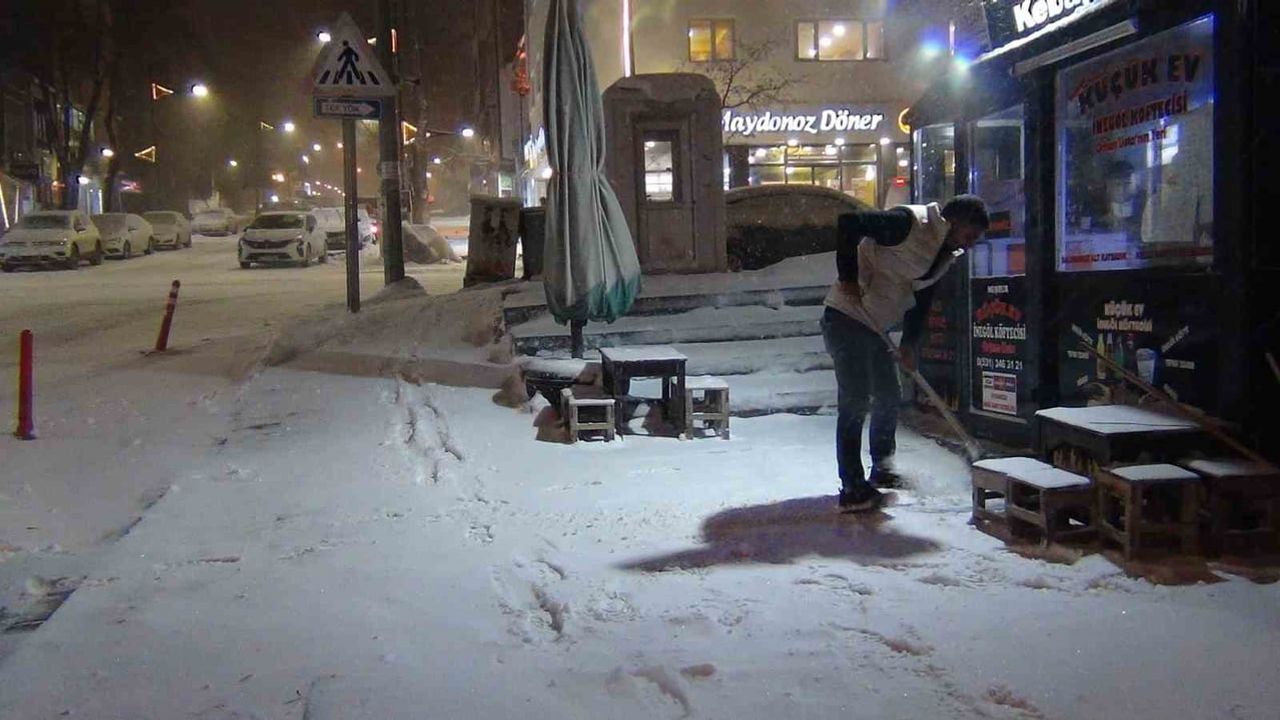 Kars’ta kar ve tipi ulaşımı felç etti