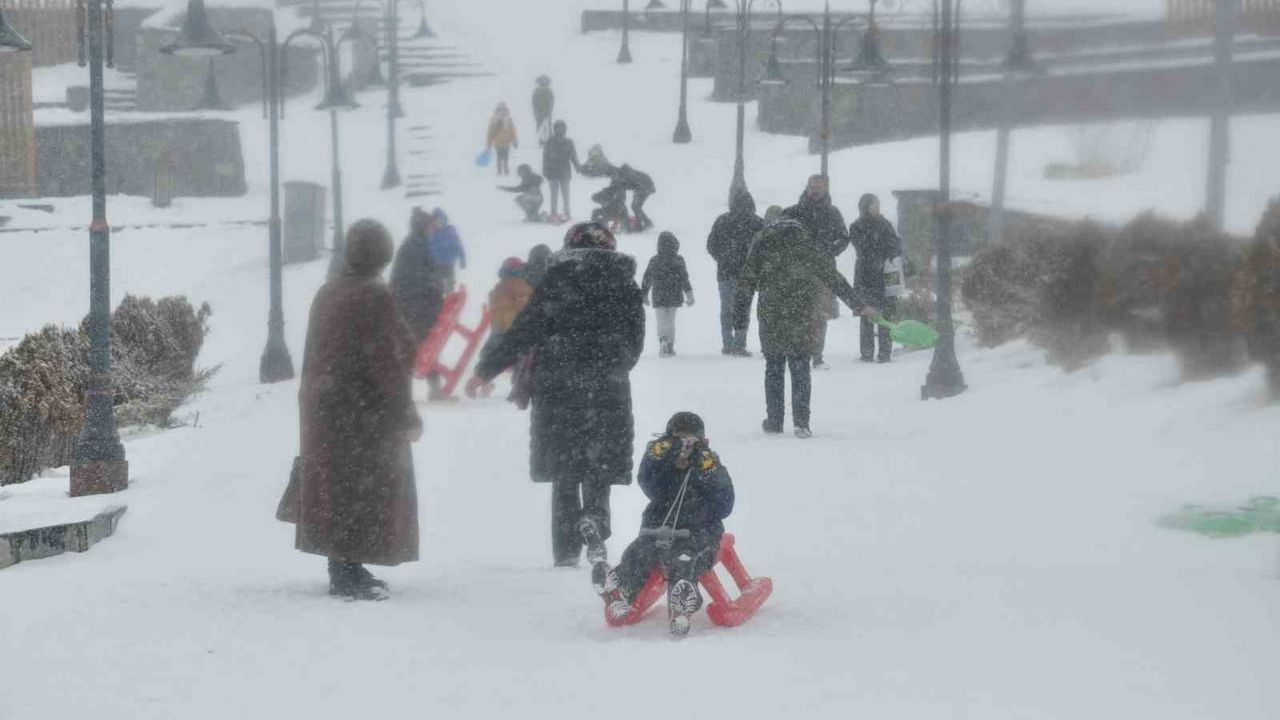 Kars’ta kar yağışı kenti beyaza bürüdü, sokaklar eğlenceye dönüştü