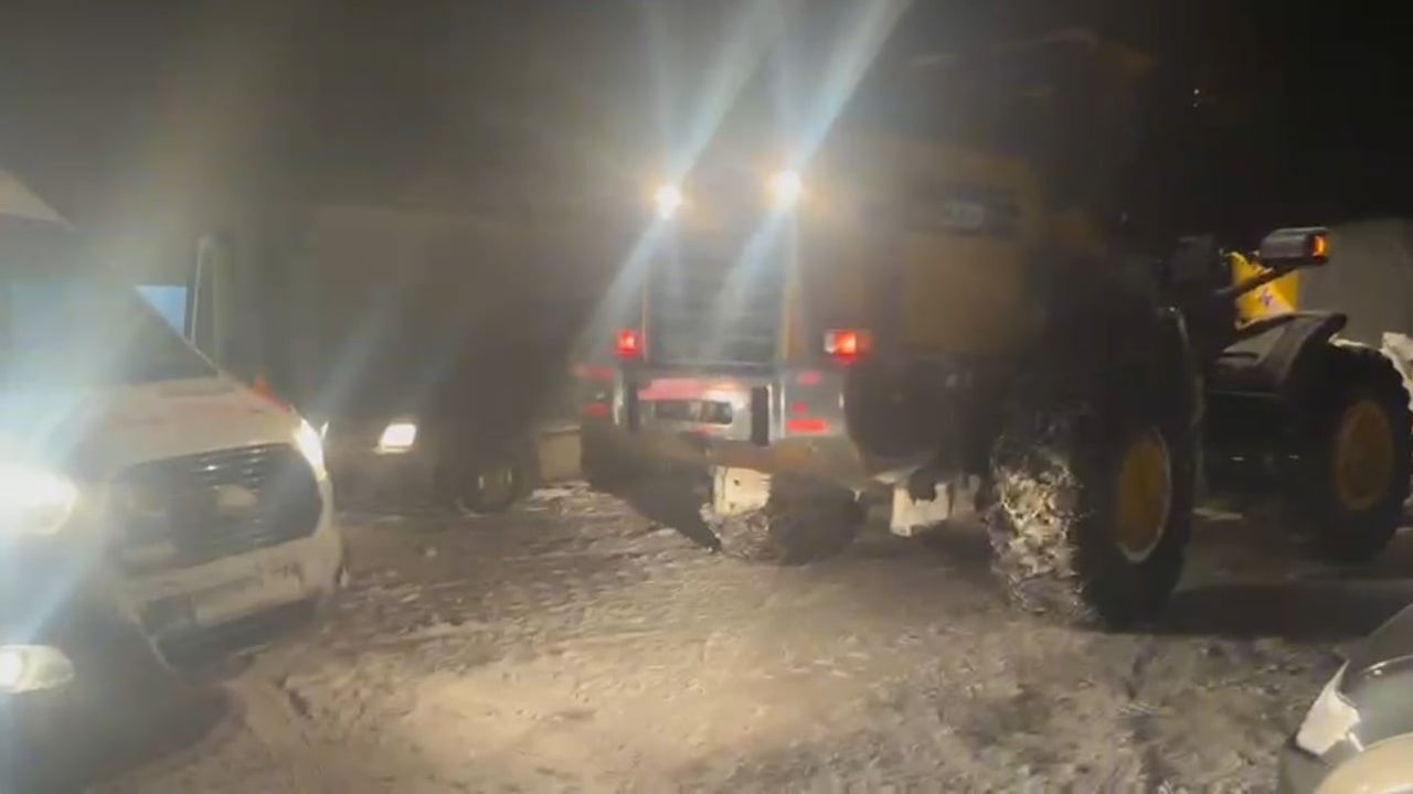 Kars'ta karlı yollarda 1 yaşındaki bebek için seferberlik