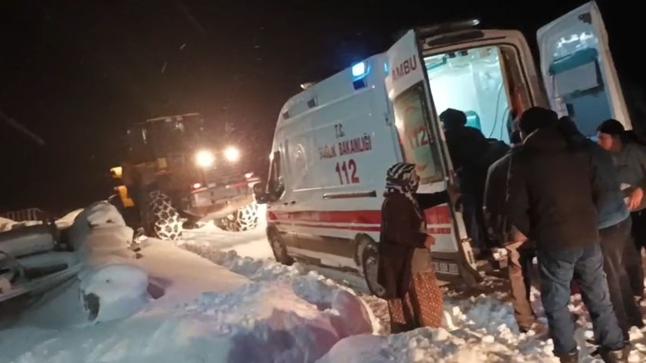 Kars’ta karlı yolları aşan ekipler hasta kadını hastaneye ulaştırdı