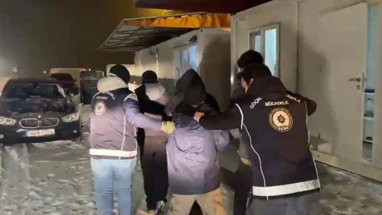 Kars'ta saman balyalarında 3 Afgan yakalandı; sürücü H.P. tutuklandı
